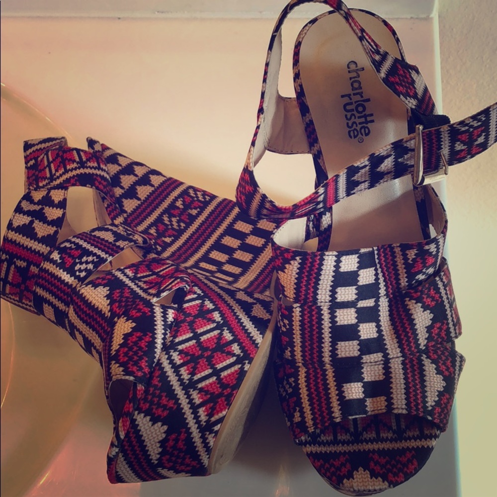 Red Black and Tan 🌟tribal print wedges🌟